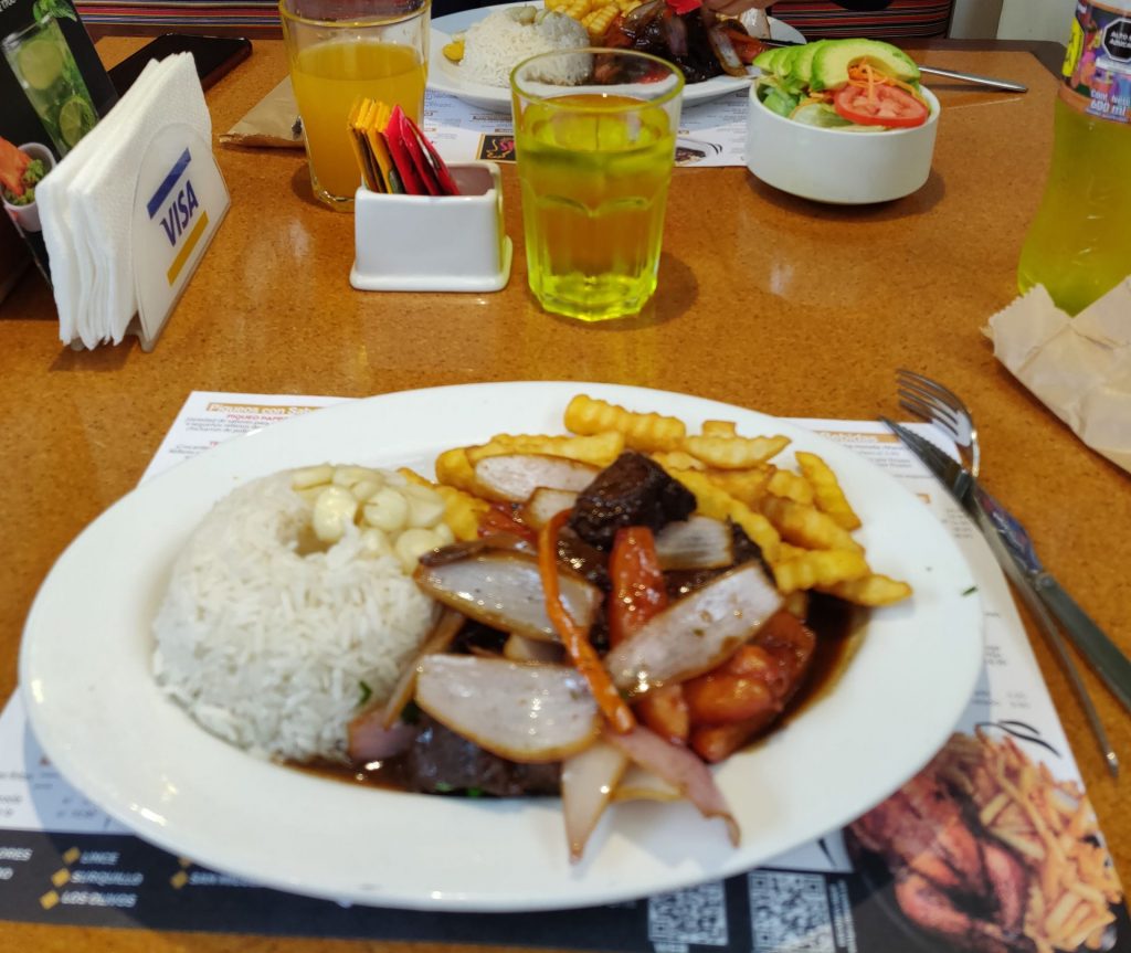 Plat typique de Lima, le lomo saltado est un excellent plat !