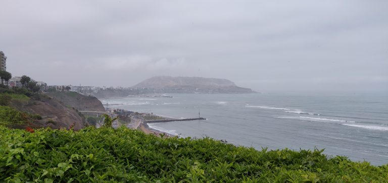 Vue sur la côte de Lima
